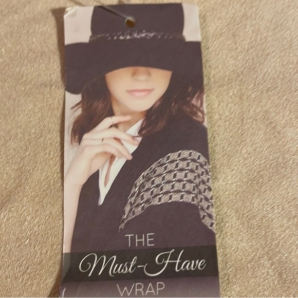 BOHO FRANCESCA’S SHAWL PONCHO WRAP WHITE BEIGE NWT - Picture 5 of 15